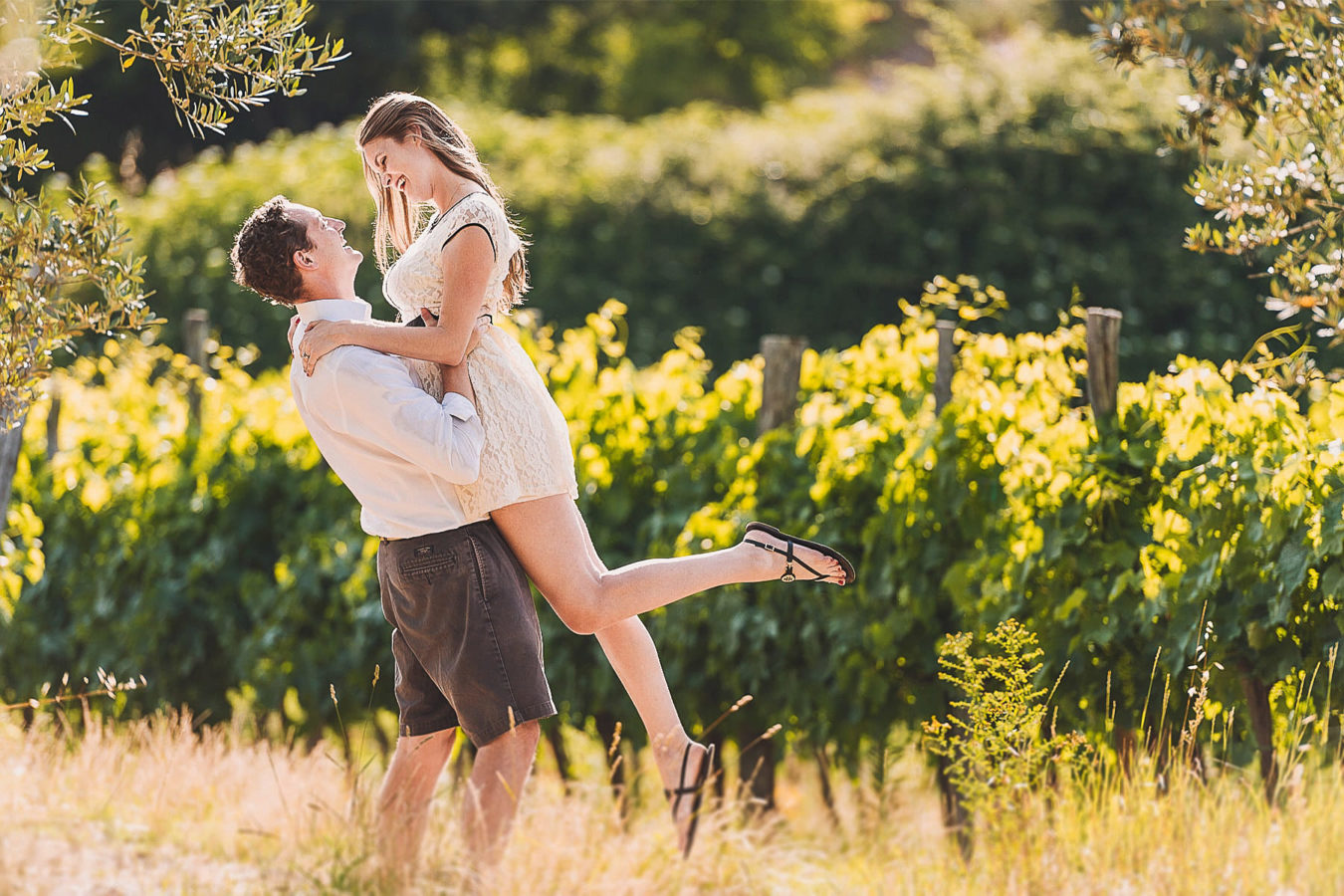 Tuscany countryside couple portrait by Gabriele Fani photographer.