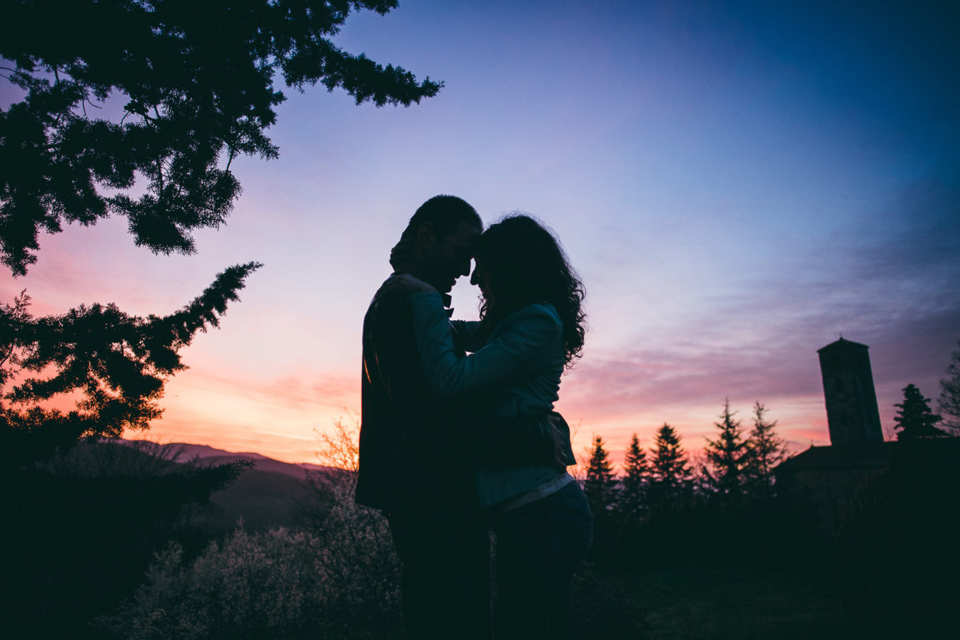 Lovely engagement photo in Tuscany countryside, Mugello