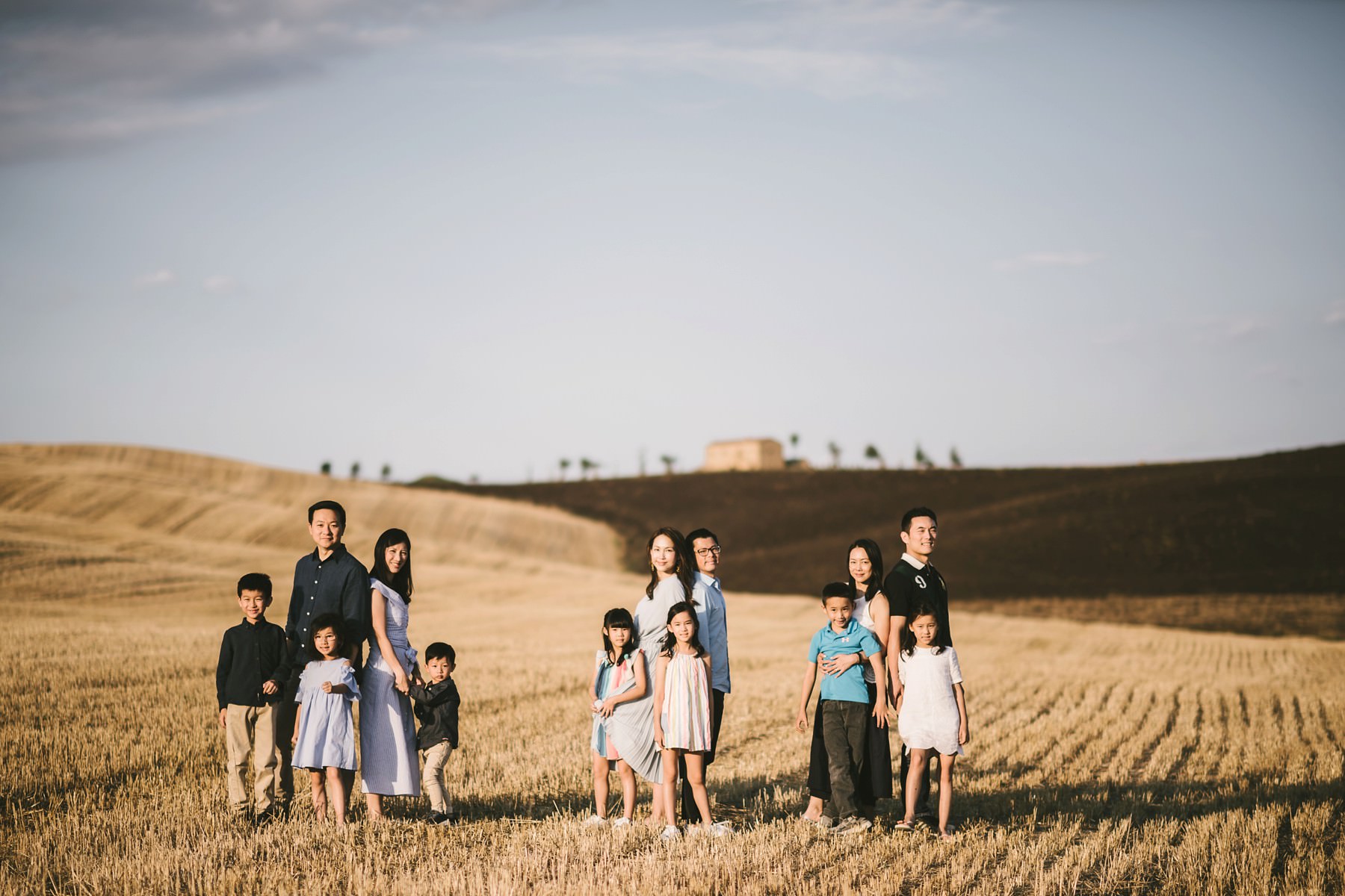 Are you looking for a special gift for your family and you? A family photoshoot is just what you needÉ get inspired by this cute family reunion session in Tuscany!