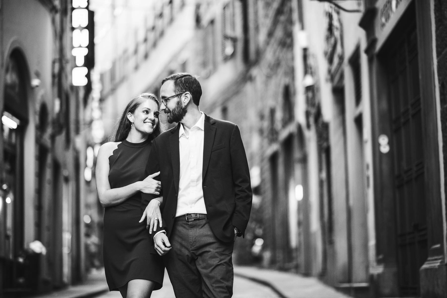 Candid and romantic last minute engagement pictures in Florence