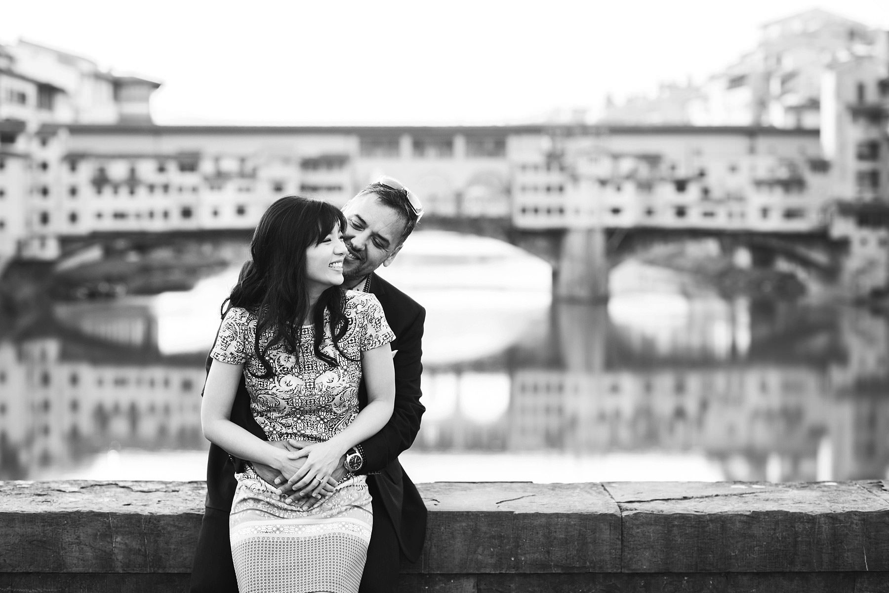 Enjoy the love with a sunrise engagement photo session in Florence and take the opportunity to build your memories with the whole city at your feet