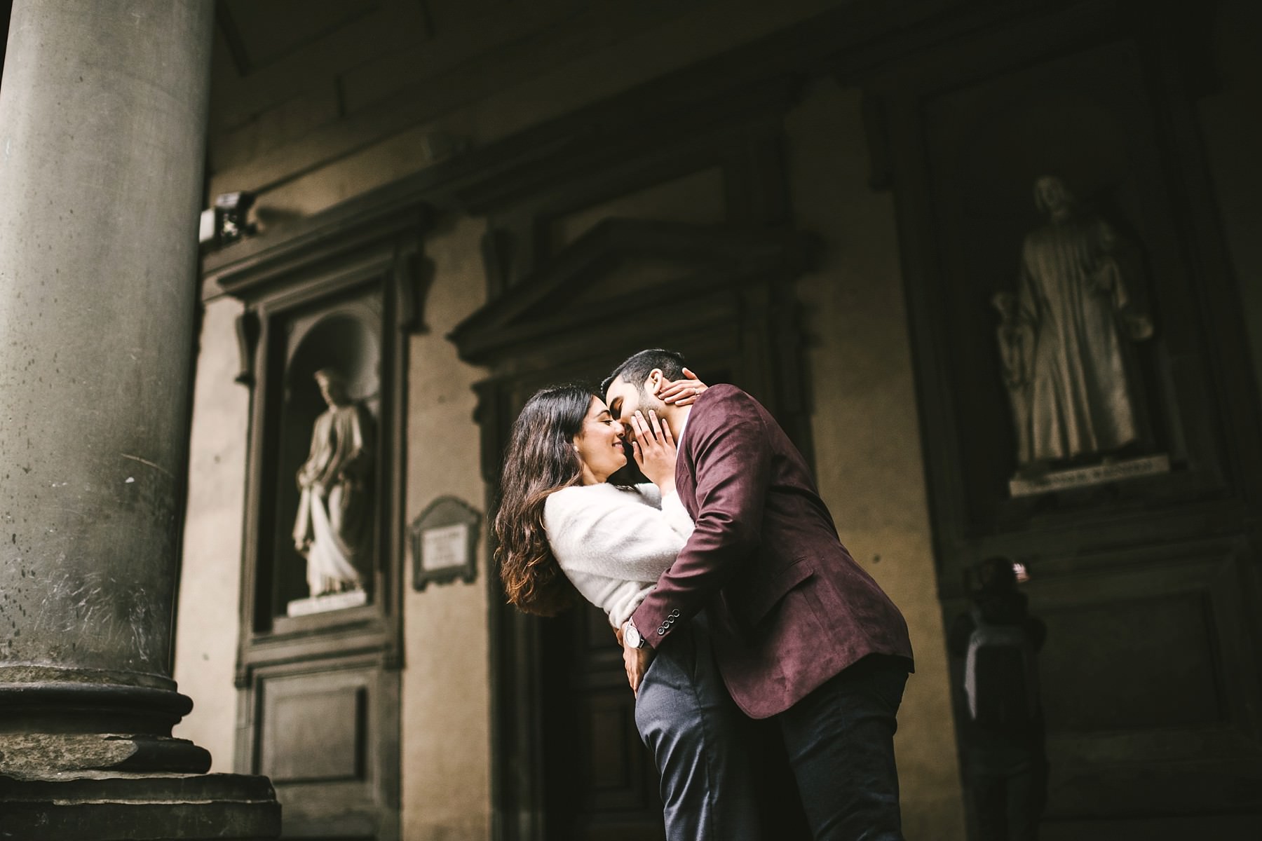 Engagement pre wedding photo in Florence Uffizi. Have a great time with your fianc and build your everlasting memories