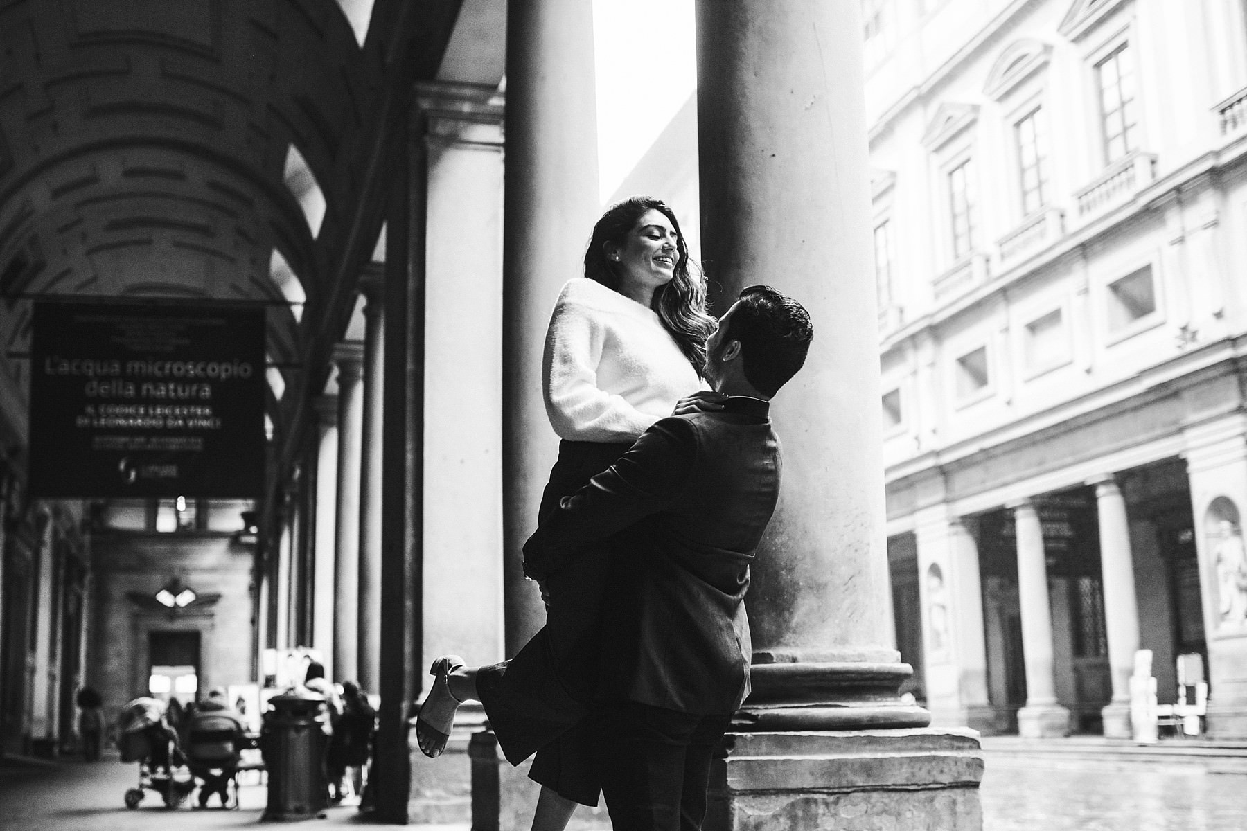Winter engagement pre wedding photo shoot in Florence. Have the whole city to yourself and don't be afraid if rain comes down