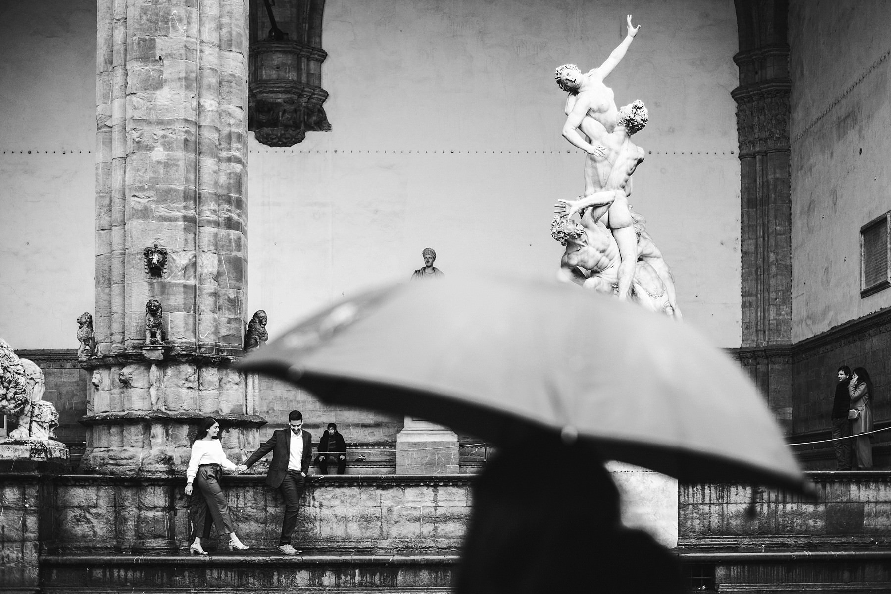 Unconventional elegant reportage engagement photo under the rain in Florence