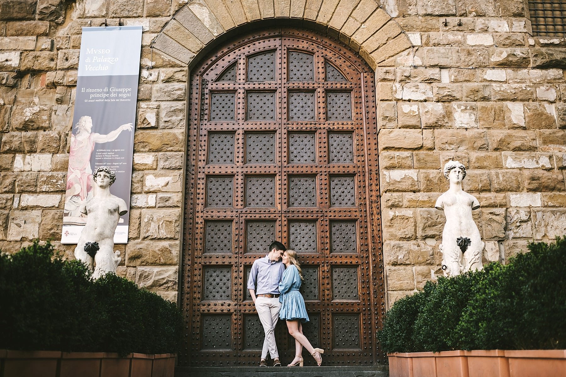 Lovely and elegant young couple photo session in Florence historic centre during sunrise time