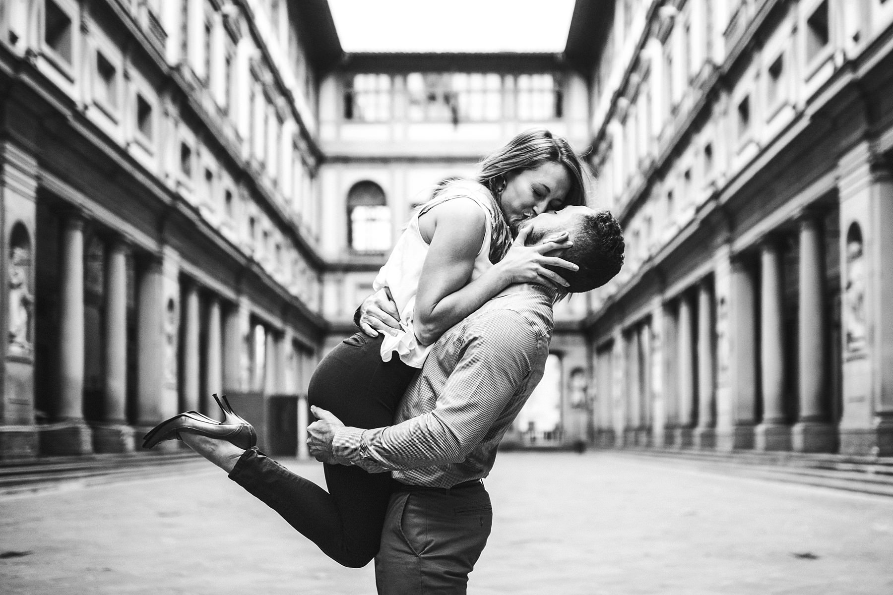 Celebrate your love with an early morning Florence photo session with anyone looking at you. A quiet and dream Florence is a perfect backdrop for building your memories will last forever