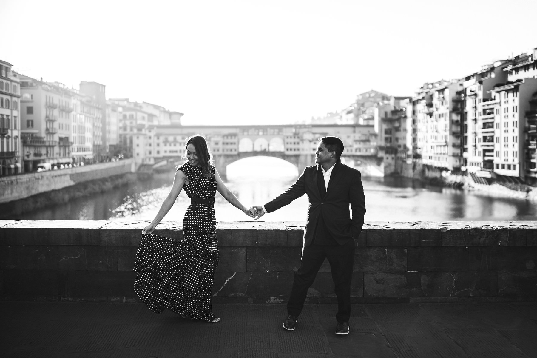 Couple portrait experience in Florence during sunrise time at Ponte Vecchio near Uffizi Gallery Museum. Enjoy the city with anyone near you