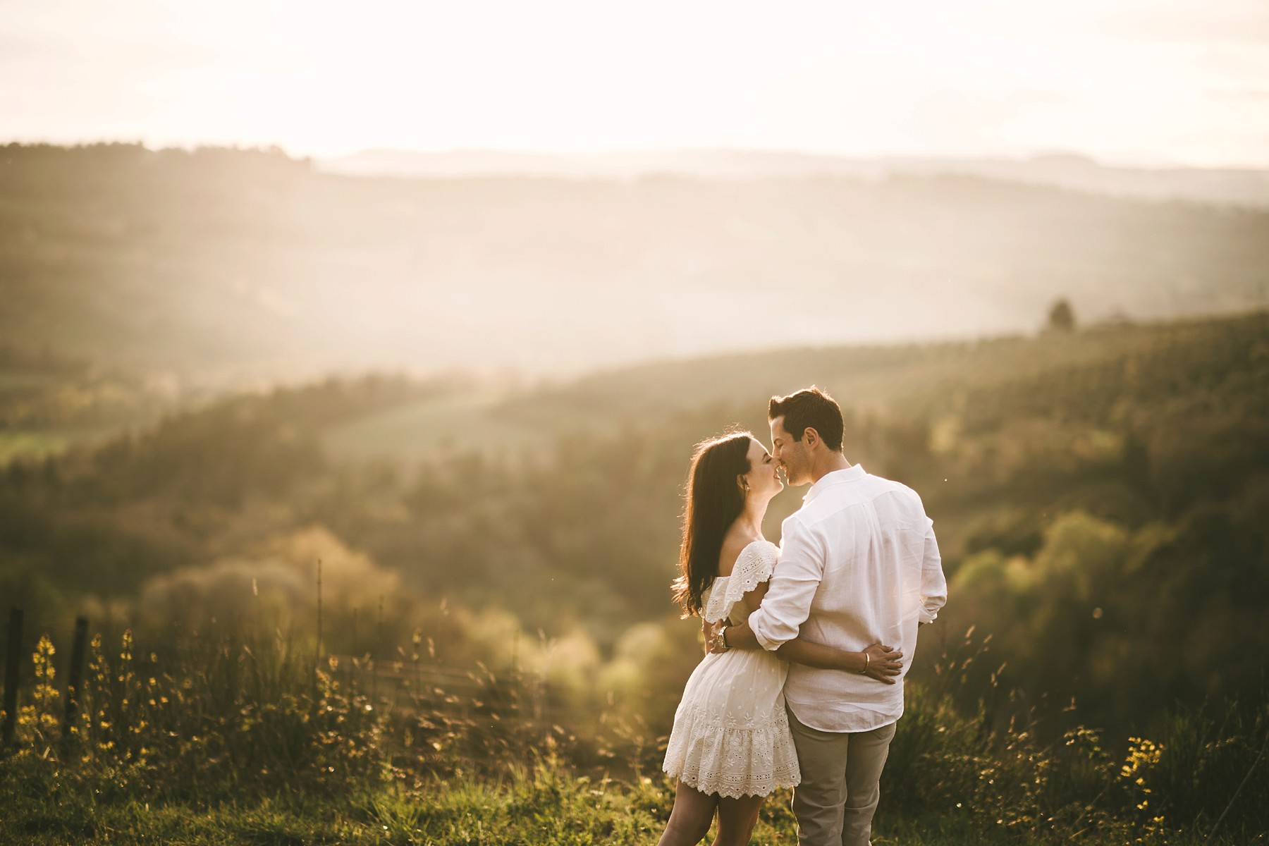 Special and incredible pre-wedding engagement photo session surrounded by all the beauty that Tuscany and Chianti hills can offer