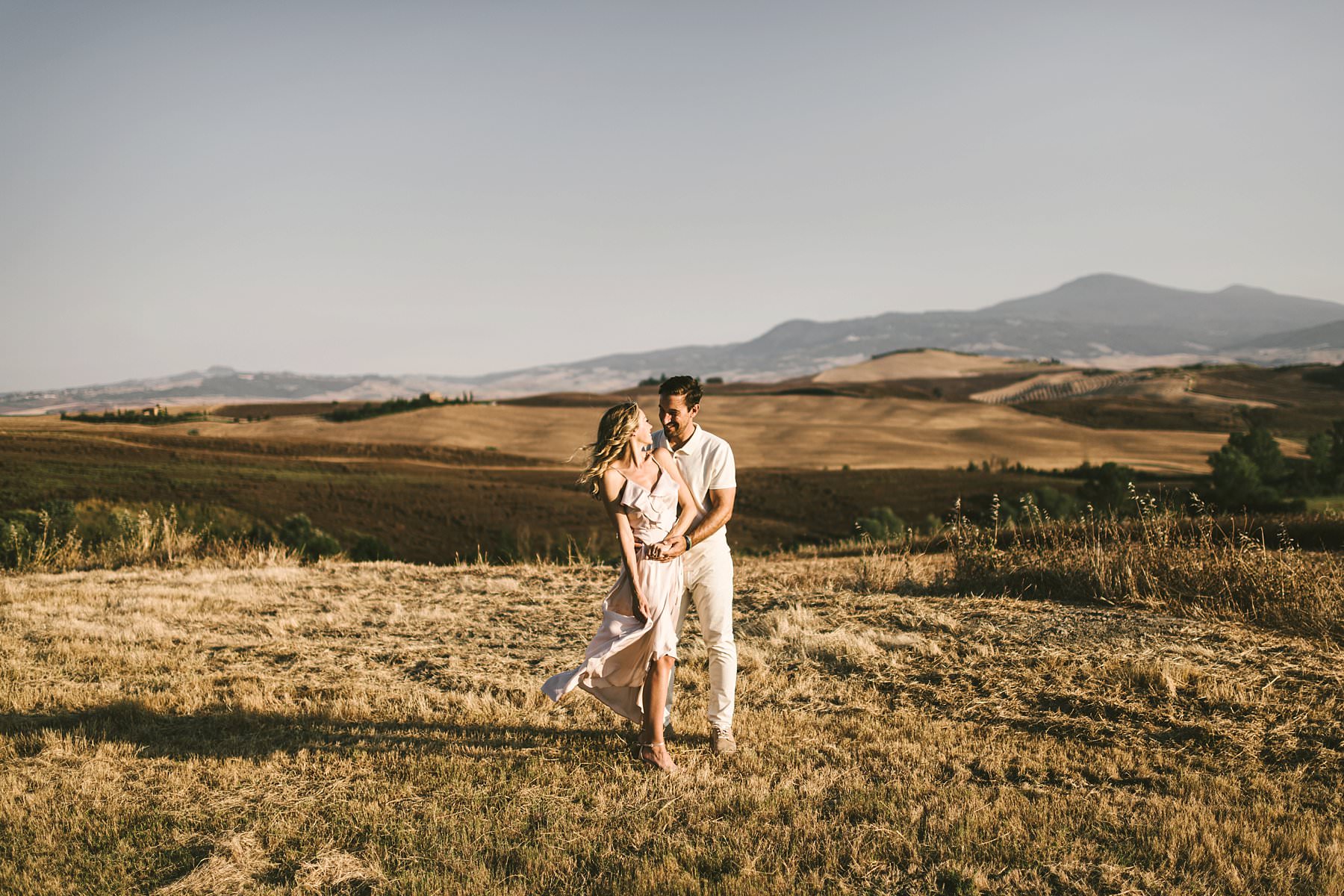 Dreamy Italy elopement with vows renewal in Val d'Orcia. Unforgettable background scenario for a very special occasion