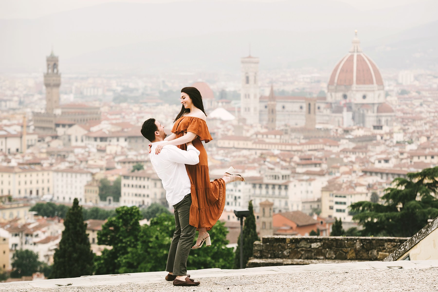 Beautiful couple photo session in Florence at San Miniato al Monte in the most panoramic spot of the city. Enjoy the soft light of the sunrise time for the best romantic and intimate experience