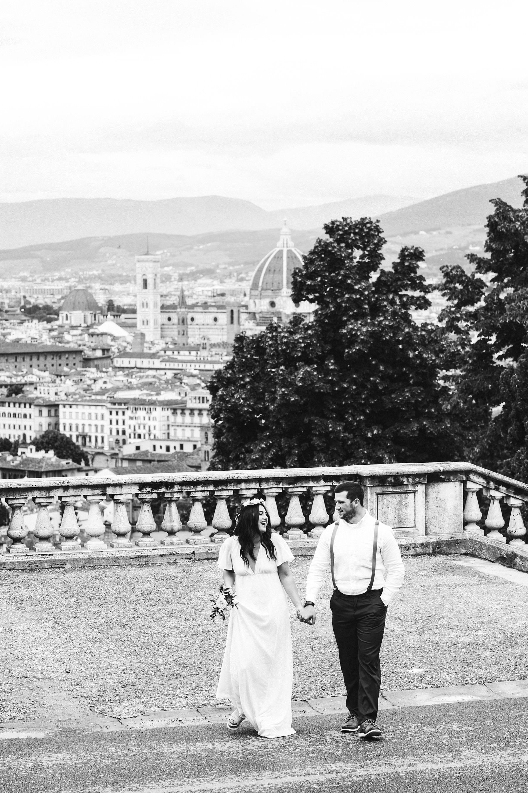 Elopement photos all around Florence, the cradle of the Renaissance. Romantic couple portrait photo shoot