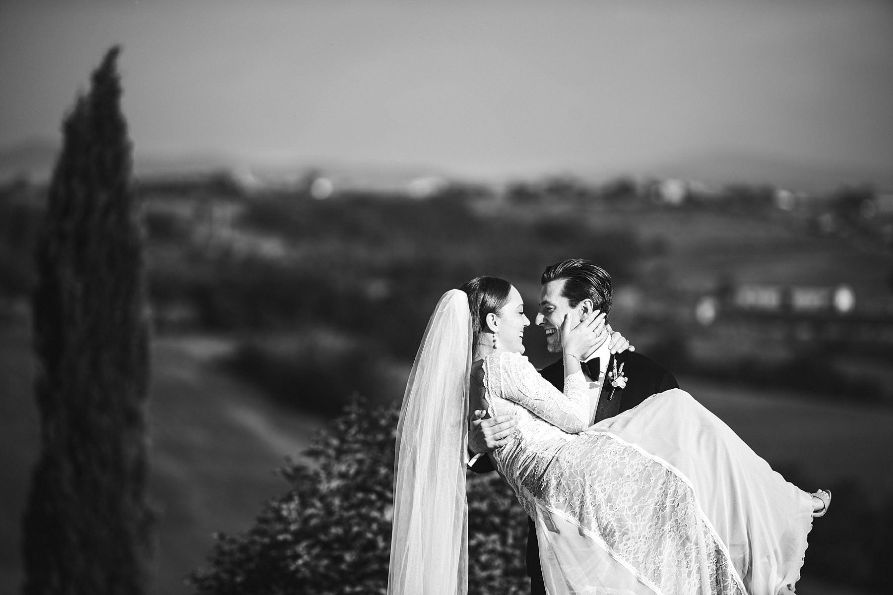 Destination wedding at Villa l'Antica Posta, elegance and fun in a nutshell. Exciting and genuine wedding portrait in the amazing landscape of Umbria