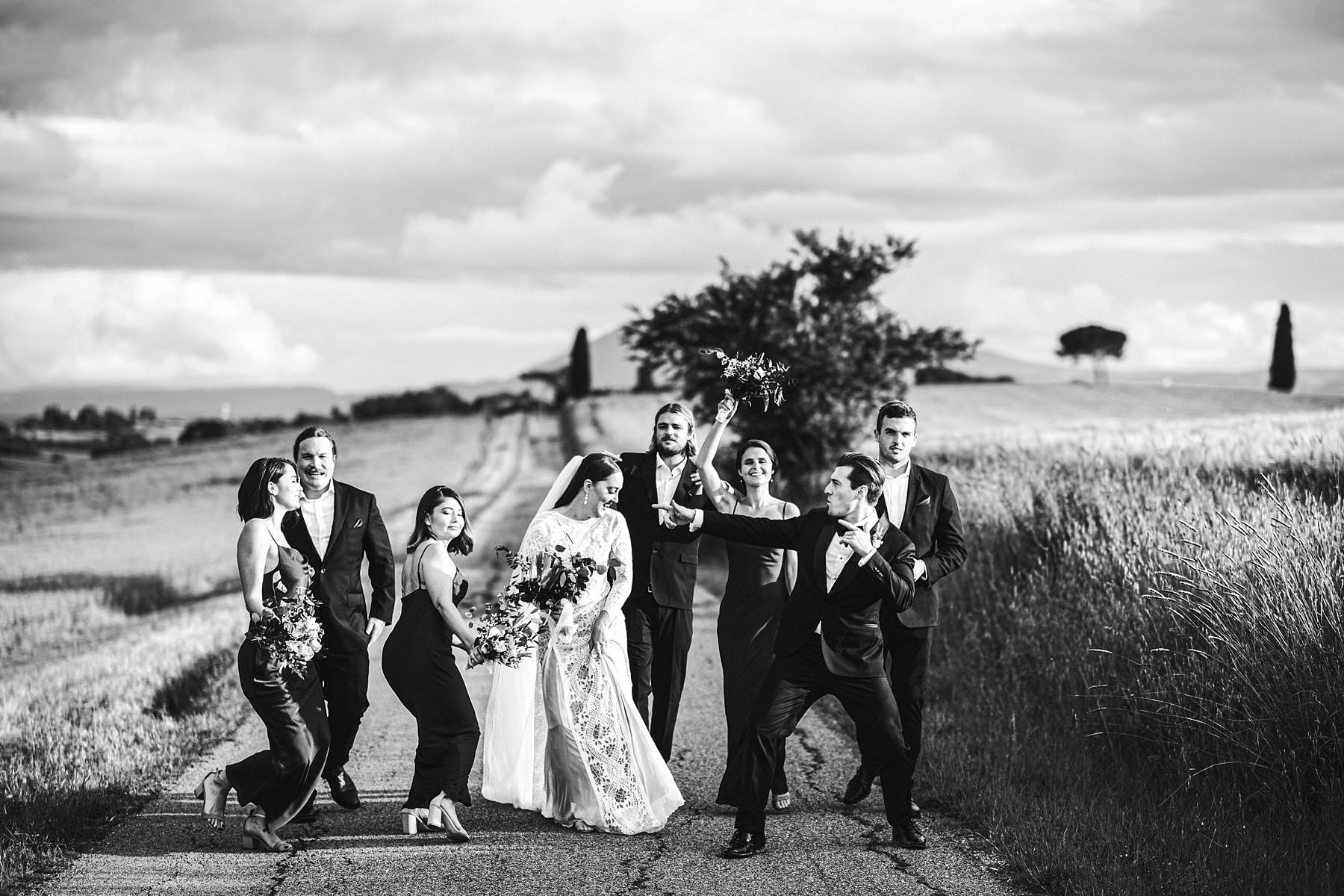 Destination wedding in Umbria at Villa l'Antica Posta, elegance and fun in a nutshell. Amazing bridal party wedding photo in the countryside of Umbria with corn field as the background