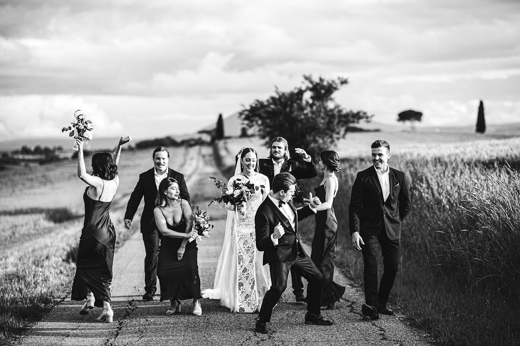 Unforgettable destination wedding in Umbria at Villa l’Antica Posta, elegance and fun in a nutshell. Amazing bridal party wedding photo in the countryside of Umbria with corn field as the background