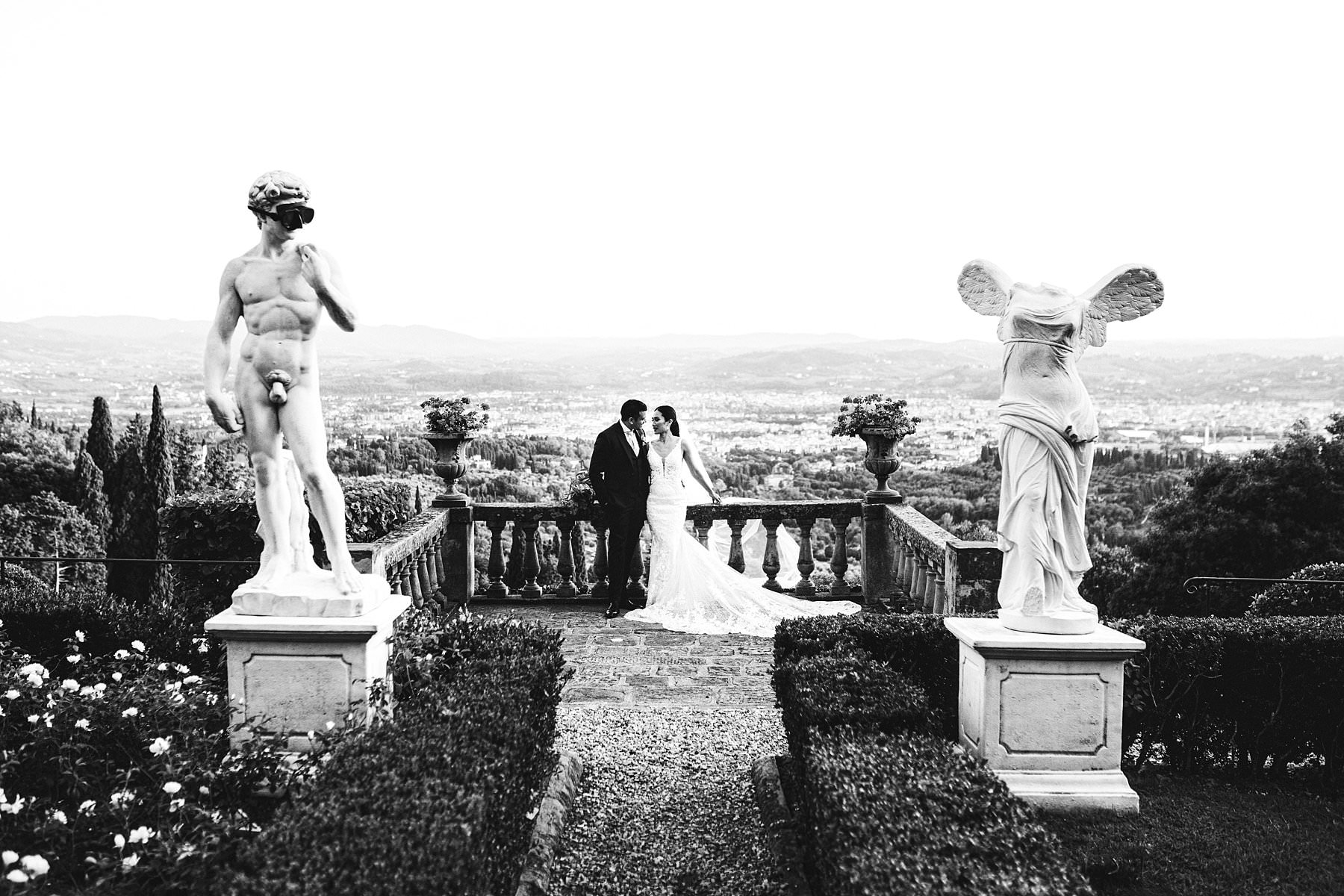 Graceful prewedding sunrise photos in Florence and intimate wedding in Italy at the incredible Belmond Villa San Michele. When you choose to have an intimate wedding in Italy, you might as well enjoy it at the fullest even before the big day itself. How? For example shooting dreamy sunrise photos to celebrate your engagement, and then saying “I do” in a breathtaking location right out of Florence. This is what Liza and Justin did