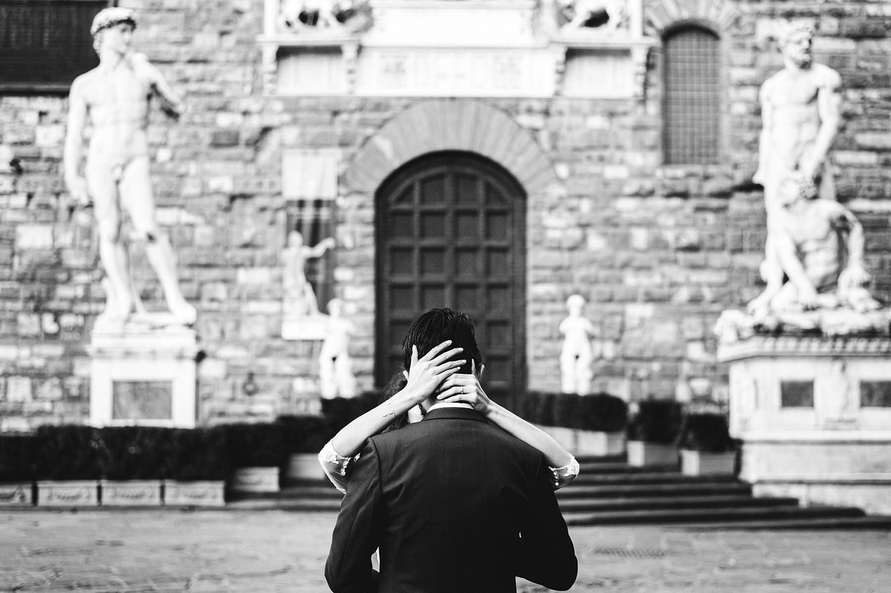 Couple sunrise photos during honeymoon in Florence. The session started in Piazza della Signoria, the beating heart of Florence, and it touched the Uffizi Gallery, Ponte Vecchio, Piazza S. Firenze, Palazzo Strozzi and Piazzale Michelangelo