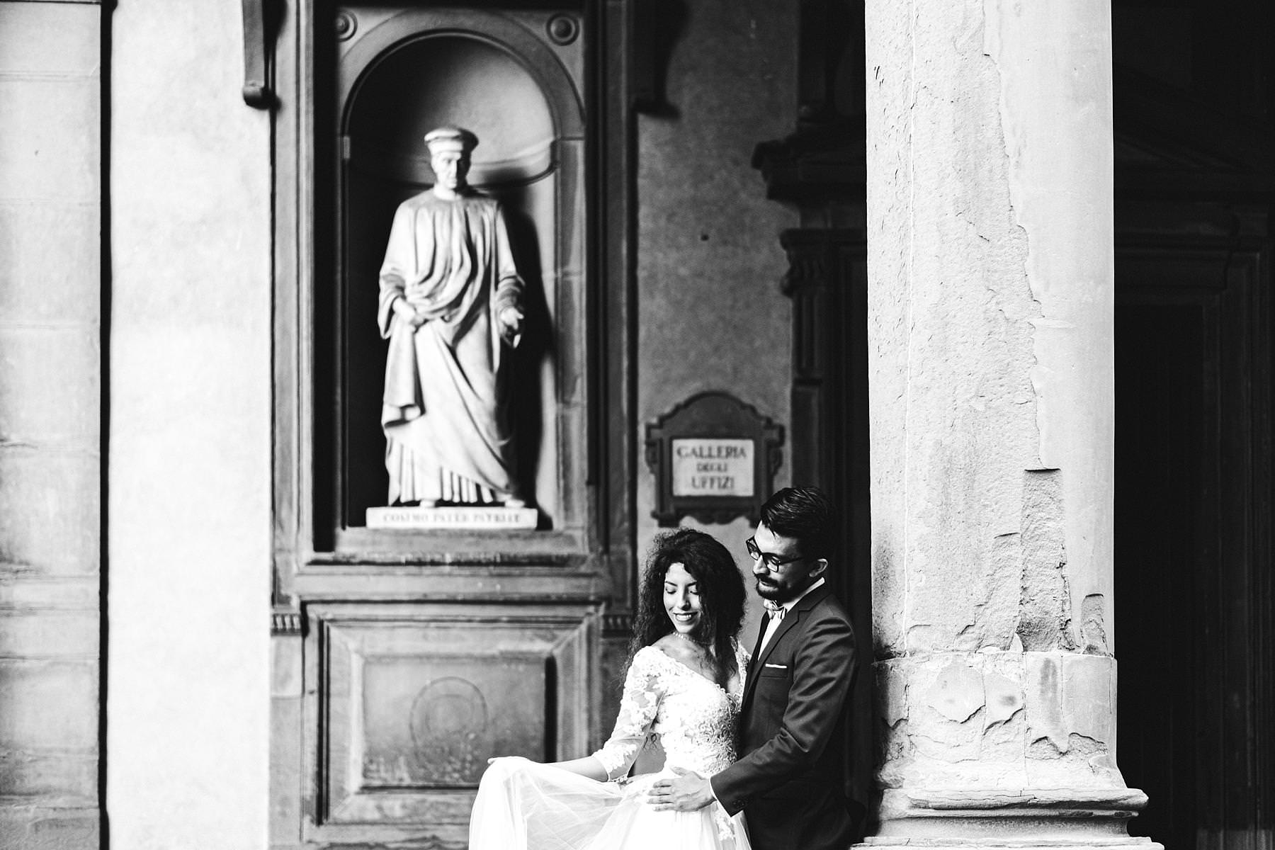 Couple early morning photos during honeymoon in Florence. The session started in Piazza della Signoria, the beating heart of Florence, and it touched the Uffizi Gallery, Ponte Vecchio, Piazza S. Firenze, Palazzo Strozzi and Piazzale Michelangelo