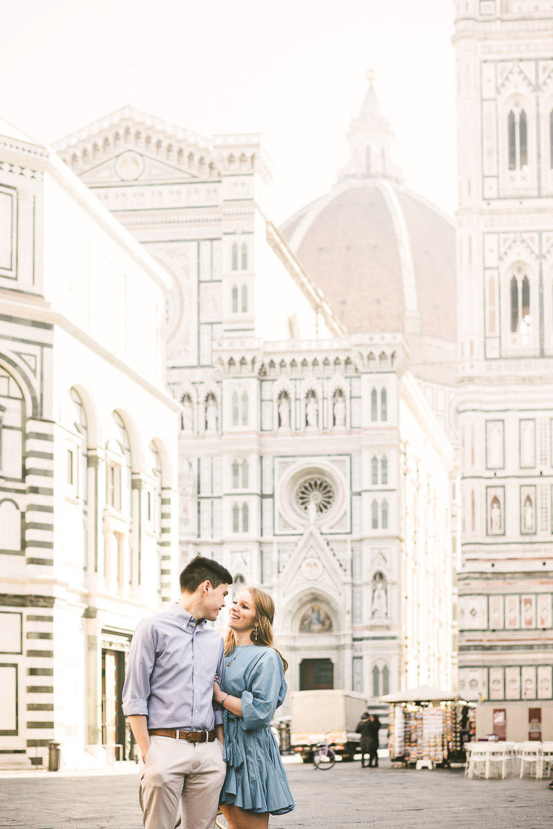 Discover Florence at sunrise time with no tourists into the streets. Enjoy and visit the city with an engagement photo session near the Duomo