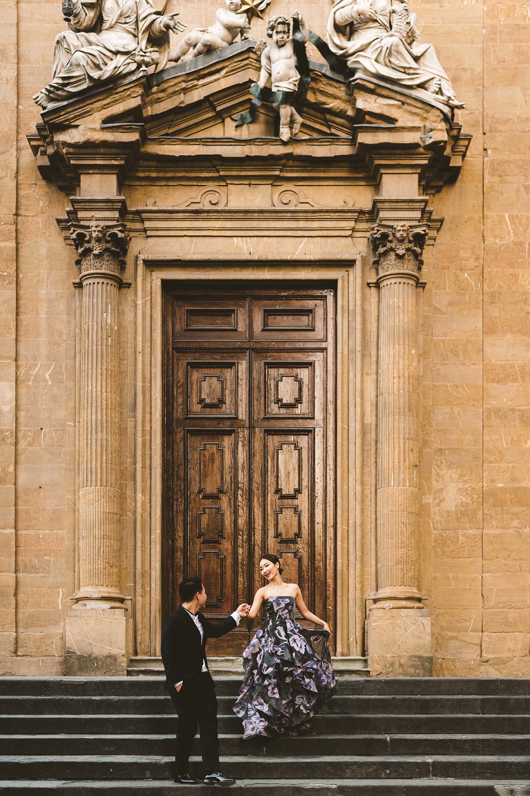 Elegant couple portrait photo session in the heart of Florence city at Piazza San Firenze near Palazzo Vecchio and Palazzo Gondi