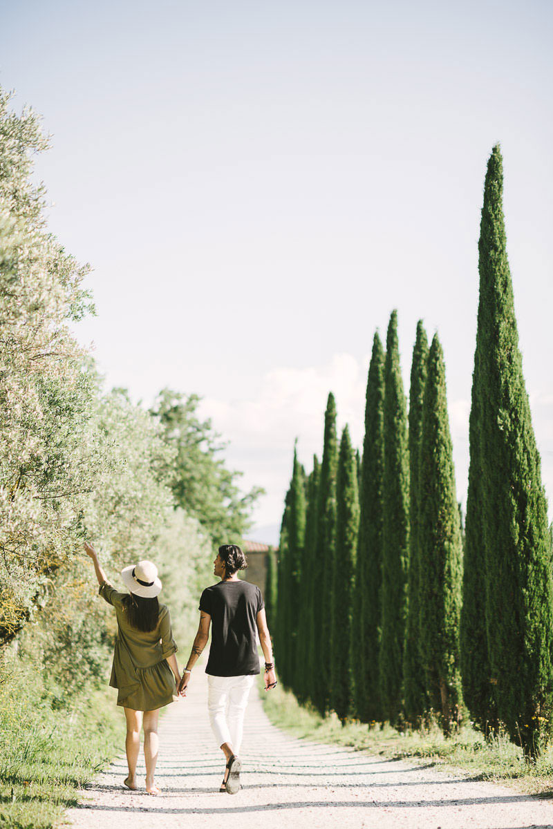Seal your love with the best outdoor engagement photos in Tuscany
