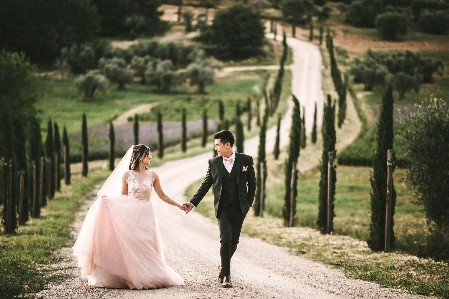 How to have honeymoon photos in Tuscany to treasure forever