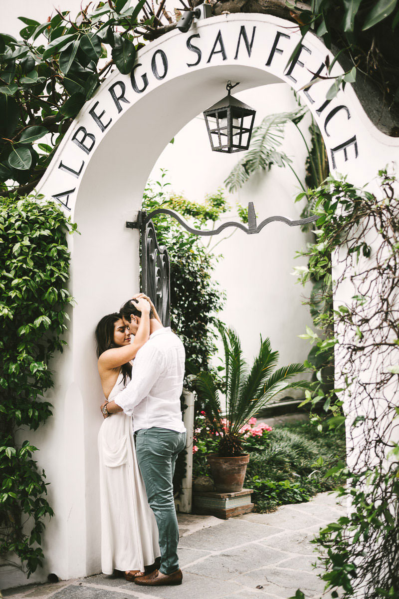 Couple portrait engagement session and pre-wedding in Capri streets