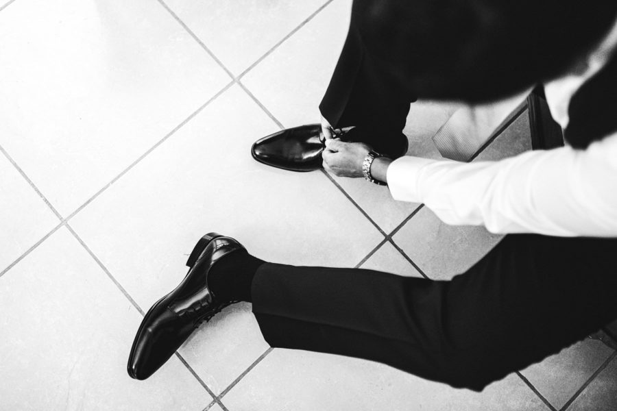 Servizio fotografico di reportage di preparazione dello sposo