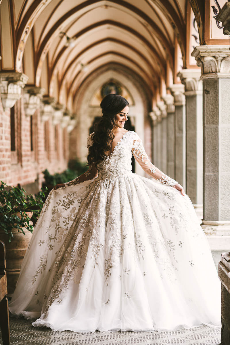Rippling and sumptuous Tuscany wedding in the elegant Castle of Valenzano. Timeless elegant bride Ilyssa in a perfect wedding gown by Ysa Makino