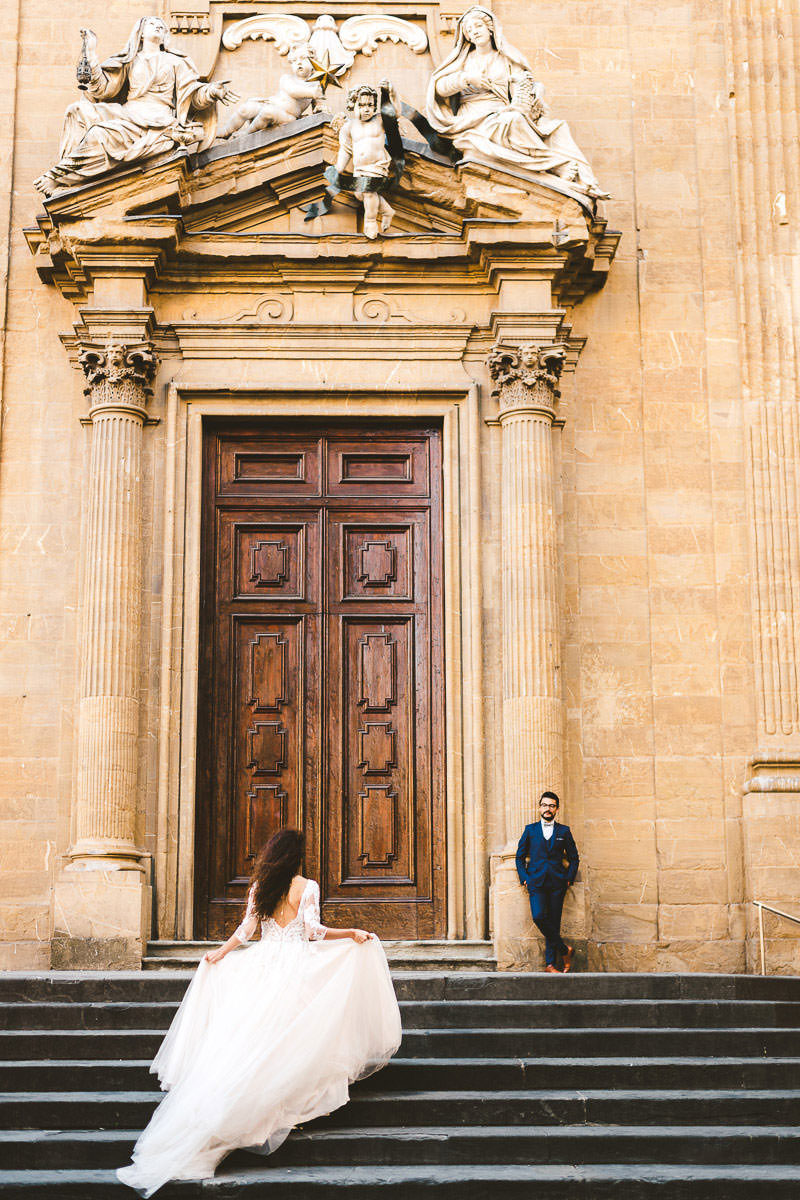 Elegant honeymoon photo tour in Florence historic center near Palazzo Vecchio