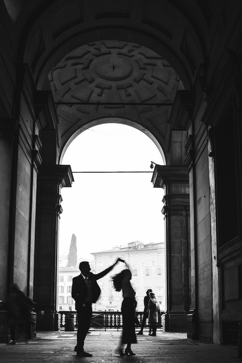 Winter engagement pre wedding photo shoot in Florence. Have the whole city to yourself and don't be afraid if rain comes down