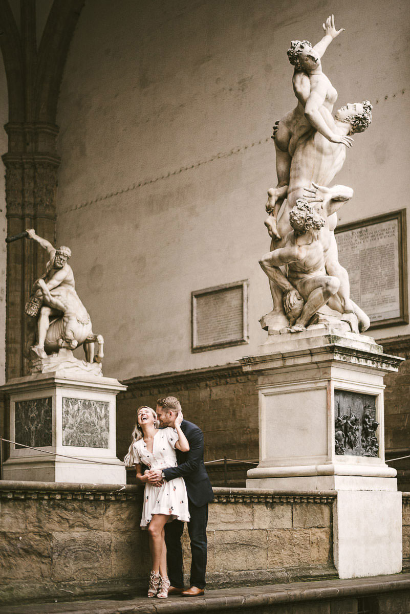Delightful engagement photos at sunrise in Florence in Piazza della Signoria