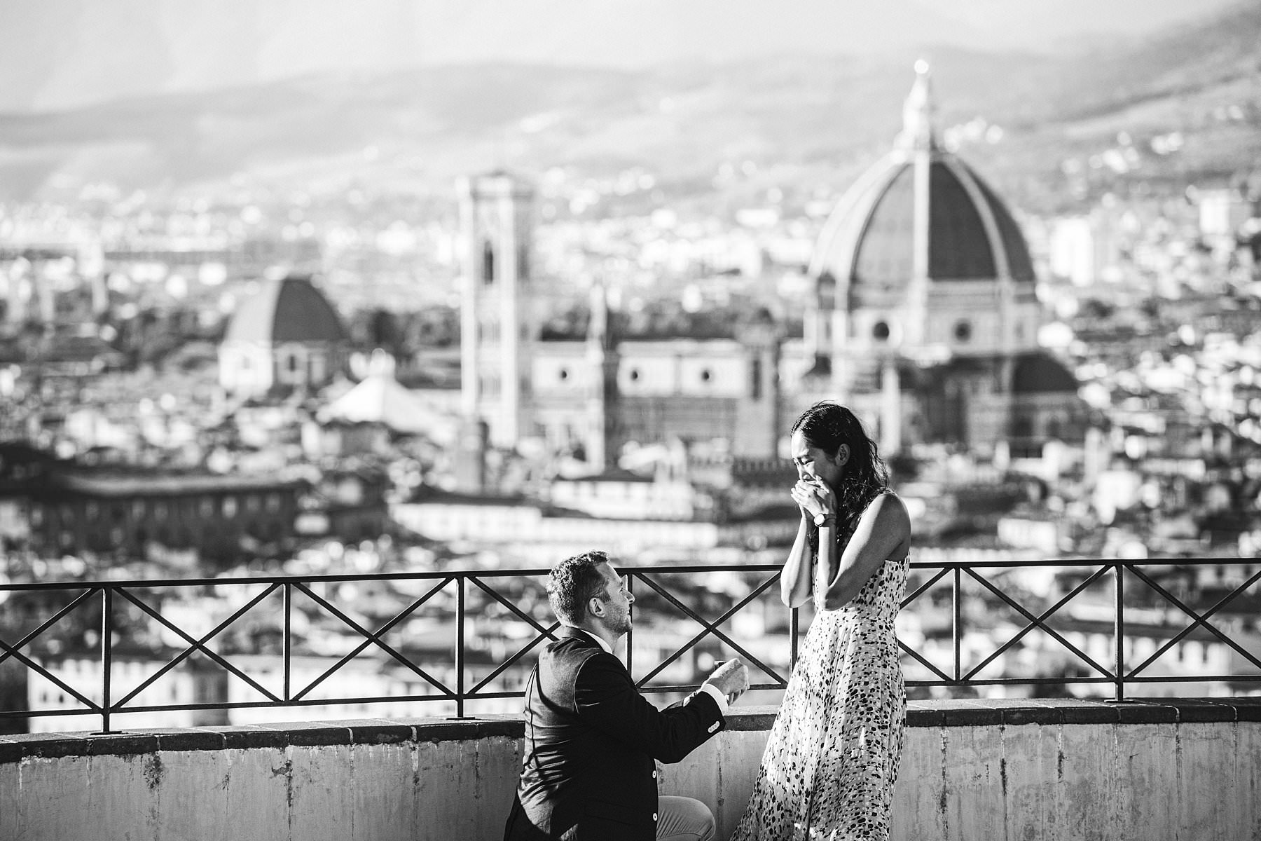 Surprise marriage proposal and engagement photoshoot in Florence: the essence of love. Is there anything that speaks of love more than a surprise marriage proposal in Florence, followed by an engagement photoshoot that touches all of its most iconic spots? As a photographer based in this charming city I might be biased, but let me say that it’s hard to find anything more romantic than that. Angela and Max, an energetic couple from New York, were in Florence for a special couple holiday. To put the icing on the cake of their already wonderful adventure, he had an idea: why not surprise Angela with a marriage proposal? Well, actually he thought that she would expect the move from him, but she surely didn’t think it would happen that way: overlooking a majestic view of Florence… and 100% video and photo recorded!