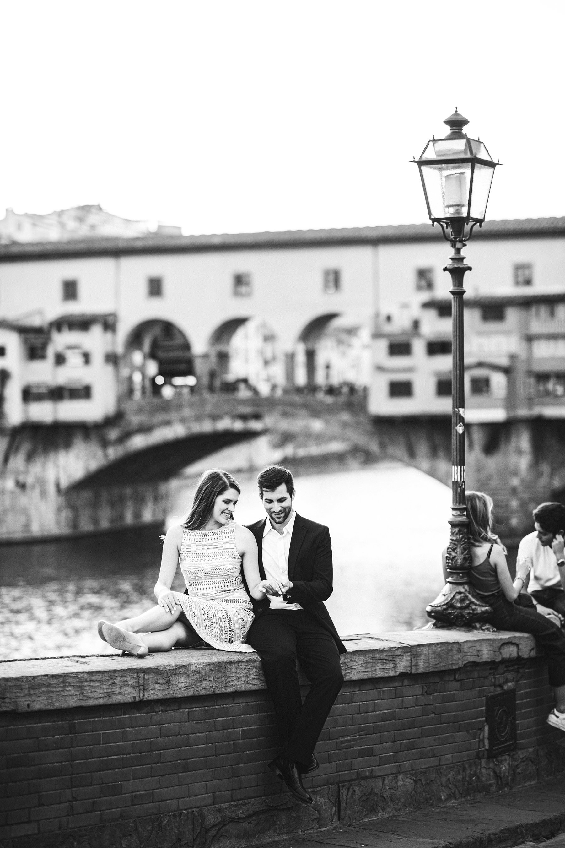 A sunset photoshoot to cherish your engagement forever. Some moments in life deserve to be celebrated in a special way. A way that makes them even more unique and unforgettable. That’s the case of a birth, a family milestone, a wedding, or an engagement. And what’s better than a sunset photoshoot in an incredible city like Florence, to honor such an occasion? Considered the cradle of the Renaissance, Florence is full of fascinating spots that work perfectly as settings for a sunset photoshoot. Its very heart, where white marble statues give way to wooden portals and to the intricately decorated façades of historic churches, welcomed the couple for a series of shots filled with smiles and emotions