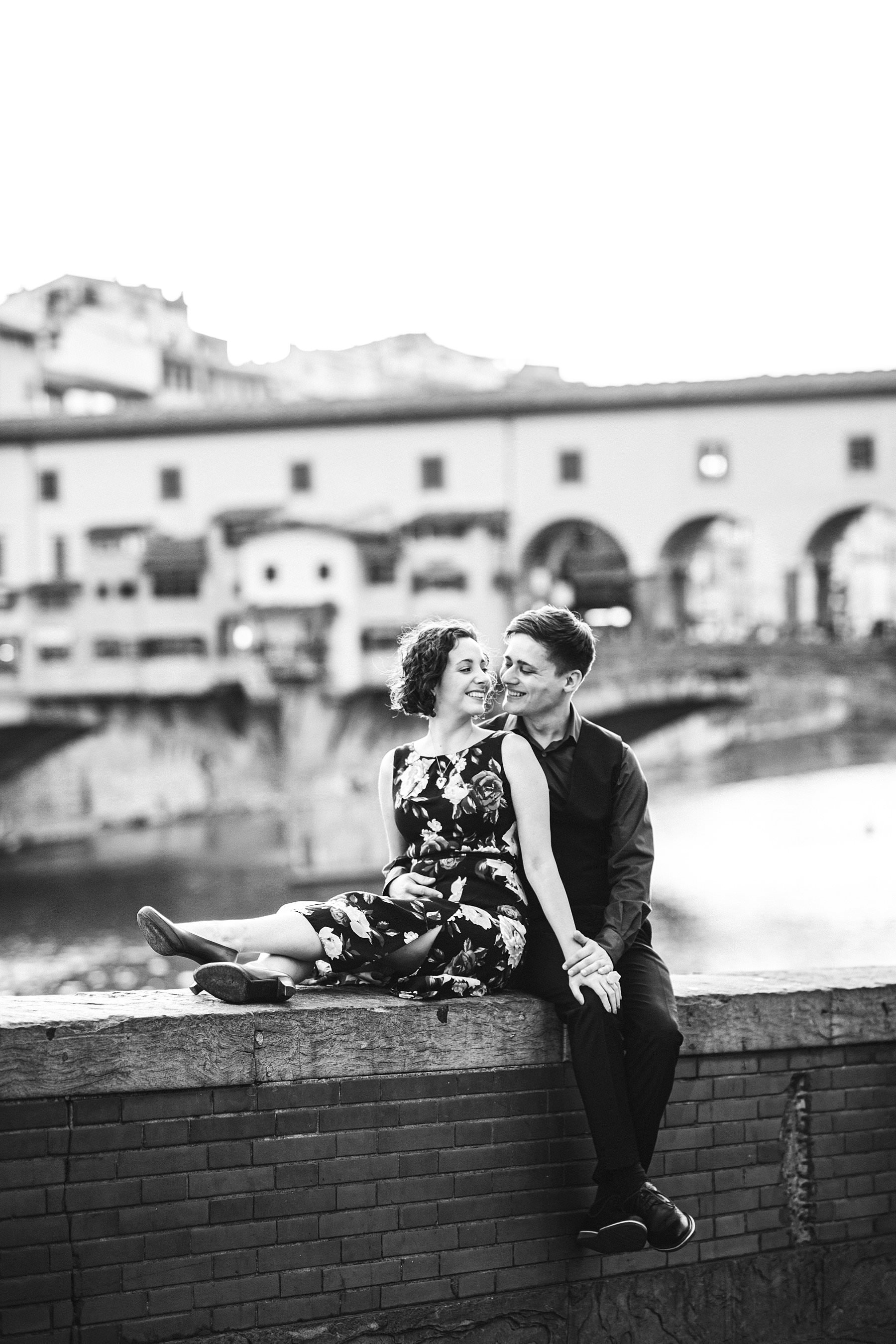 Couple photos at sunset in Florence: an engagement to remember. Engagement pictures are usually romantic, but they do their best work when they turn out to be also fun and creative. Take those photos at sunset in a charming city like Florence and you will reach perfection
