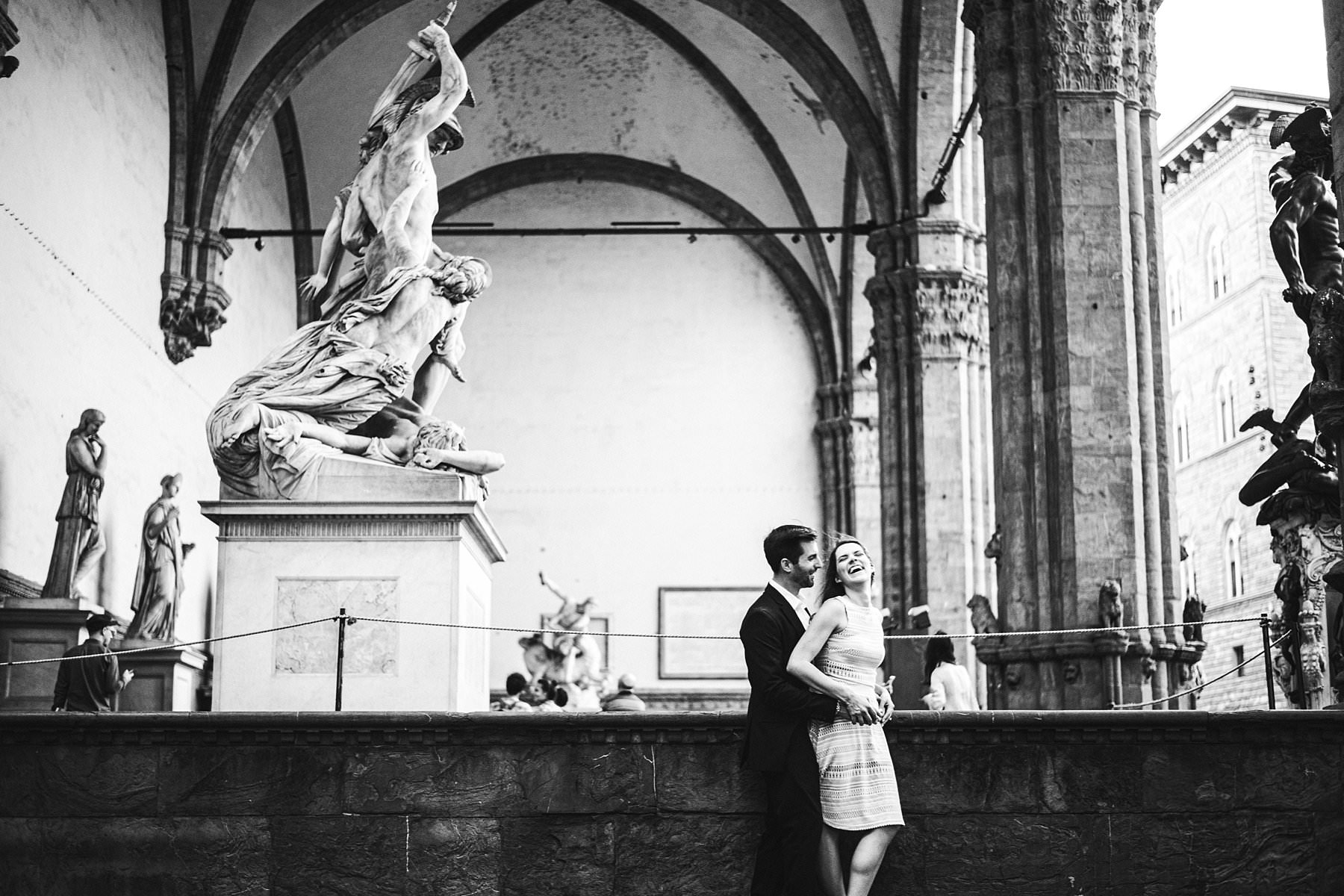 A sunset photoshoot to cherish your engagement forever. Some moments in life deserve to be celebrated in a special way. A way that makes them even more unique and unforgettable. That’s the case of a birth, a family milestone, a wedding, or an engagement. And what’s better than a sunset photoshoot in an incredible city like Florence, to honor such an occasion? Considered the cradle of the Renaissance, Florence is full of fascinating spots that work perfectly as settings for a sunset photoshoot. Its very heart, where white marble statues give way to wooden portals and to the intricately decorated façades of historic churches, welcomed the couple for a series of shots filled with smiles and emotions