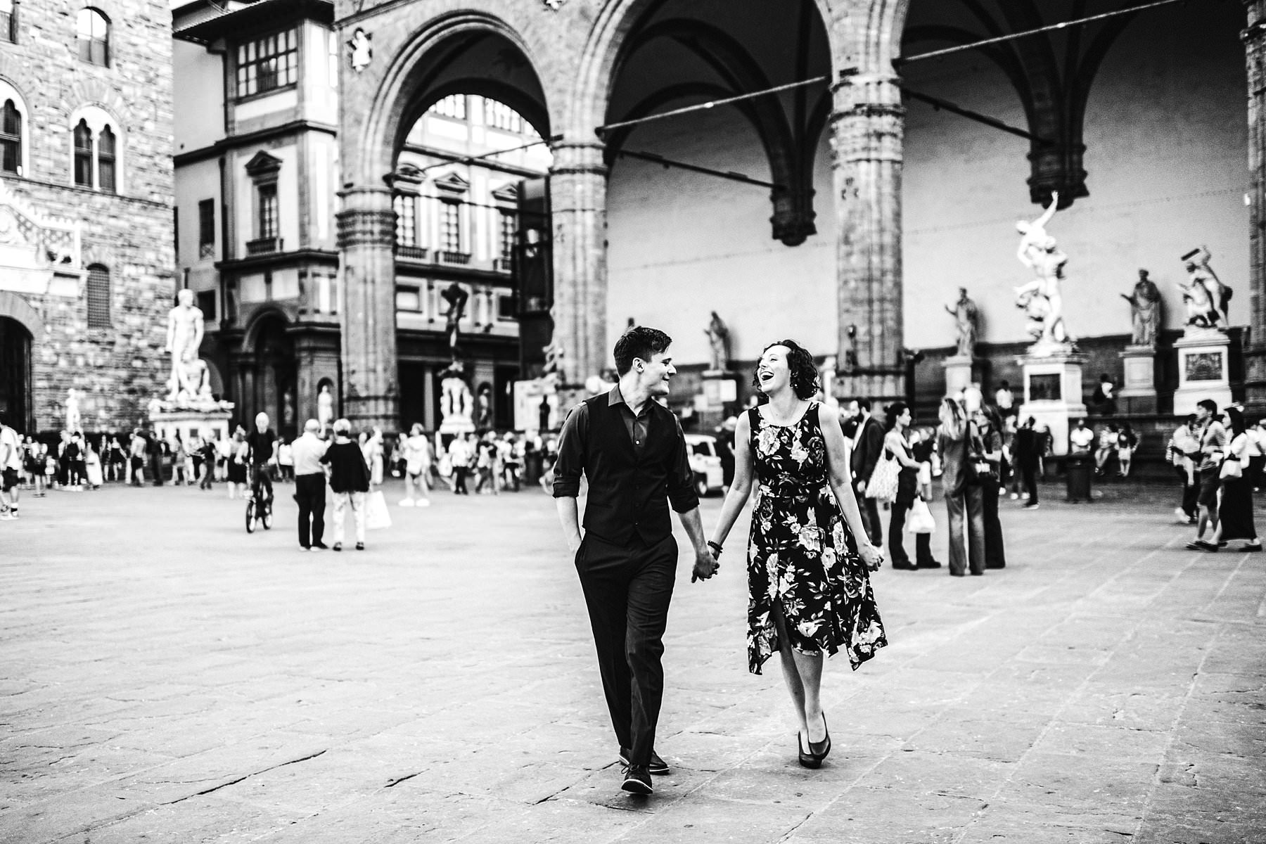 Couple photos at sunset in Florence: an engagement to remember. Engagement pictures are usually romantic, but they do their best work when they turn out to be also fun and creative. Take those photos at sunset in a charming city like Florence and you will reach perfection