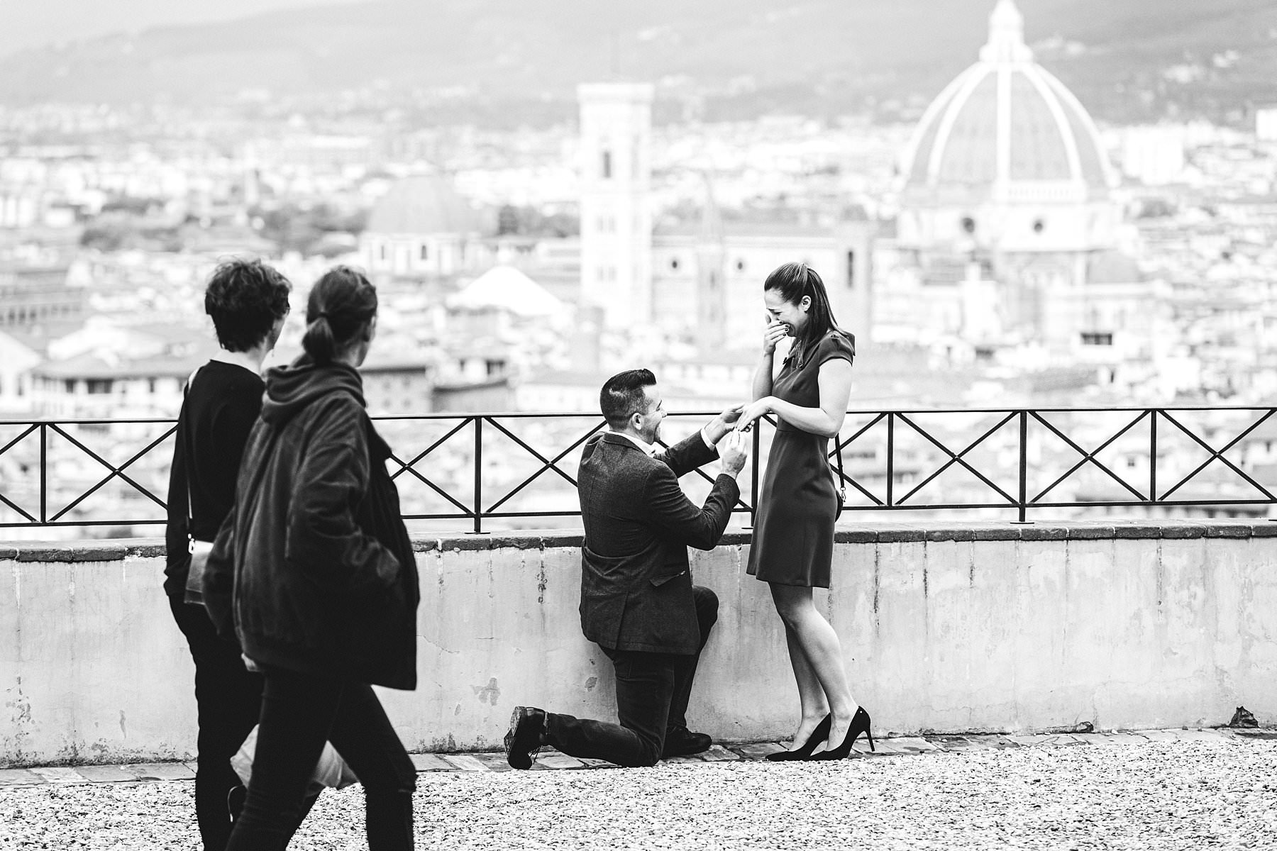 Cara and Vincent’s surprise proposal and photoshoot. Do you want your loved one to say “Yes”? Then a surprise proposal photoshoot is what you need, especially in a romantic and charming location like Florence!