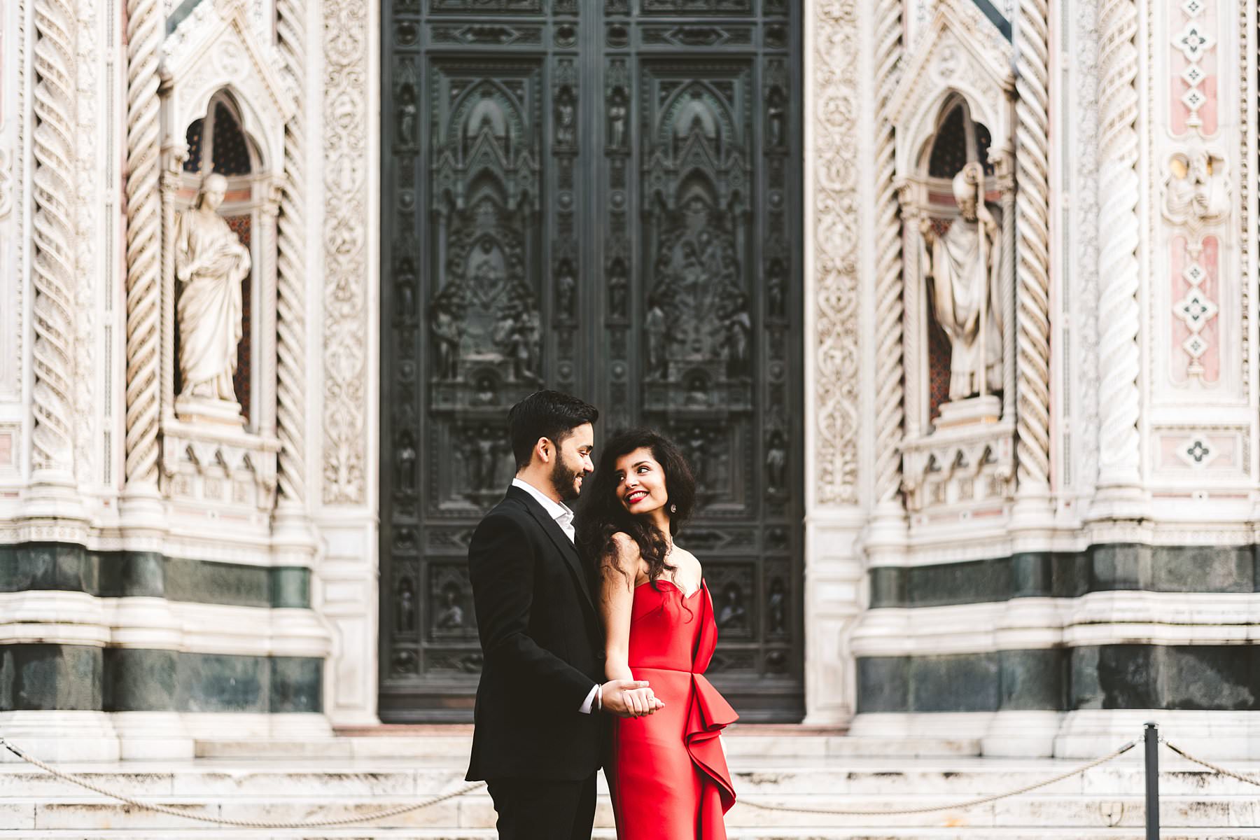 Winter destination engagement in Florence, a representation of love. Some couples prefer to have a traditional wedding in their home country, but they still want to celebrate their love with a creative twist. Why not organize a destination engagement photo shoot, then? Picking a charming location like Florence and an unusual time like winter will make the rest: let the beautiful pictures of Priya and Sid show you how