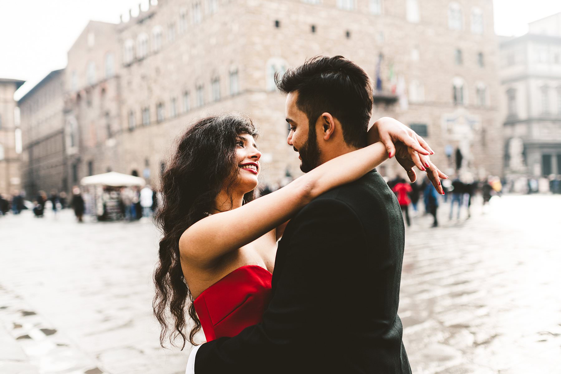 Exciting and romantic winter engagement photo shoot in the heart of Florence near Palazzo Vecchio, Uffizi and Ponte Vecchio