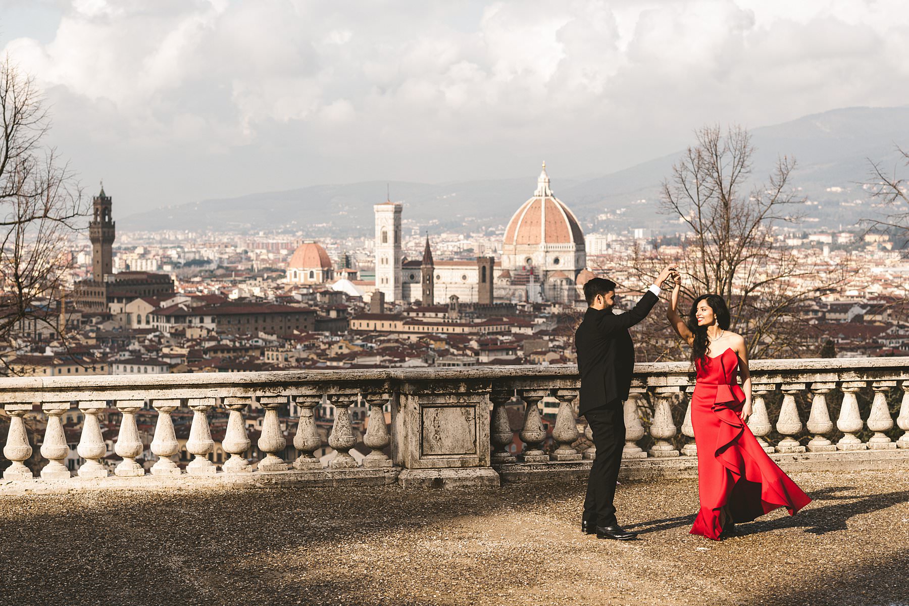 Winter destination engagement in Florence, a representation of love. Some couples prefer to have a traditional wedding in their home country, but they still want to celebrate their love with a creative twist. Why not organize a destination engagement photo shoot, then? Picking a charming location like Florence and an unusual time like winter will make the rest: let the beautiful pictures of Priya and Sid show you how