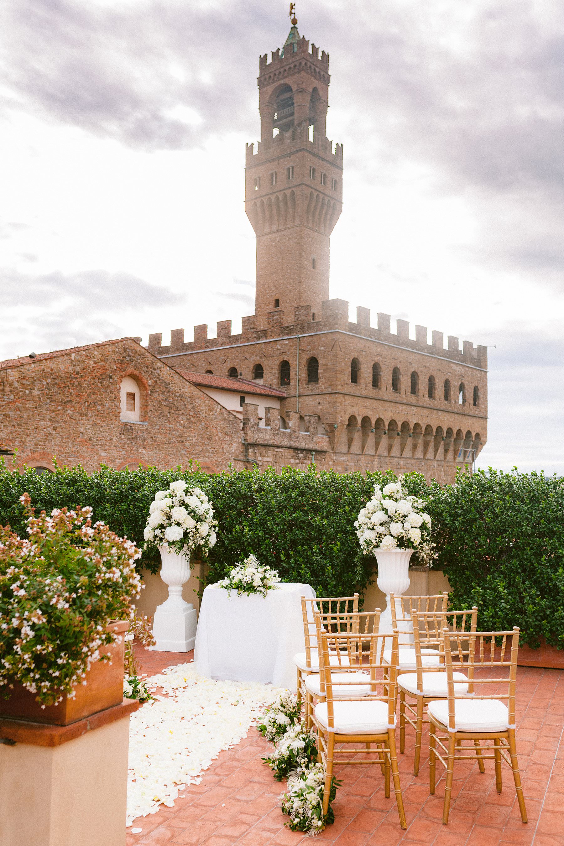 Intimate exquisite wedding in the heart of Florence, Italy. Gorgeous real wedding ceremony decors at Palazzo Gondi, one of the most renowned Renaissance palaces in Florence, and it’s open to guests only on special occasions. A real hidden treasure located in the very heart of the historical center, next to Palazzo della Signoria. It’s no surprise that the terrace – that hosted the wedding ceremony – offers an incredible view of the Duomo and Palazzo Vecchio
