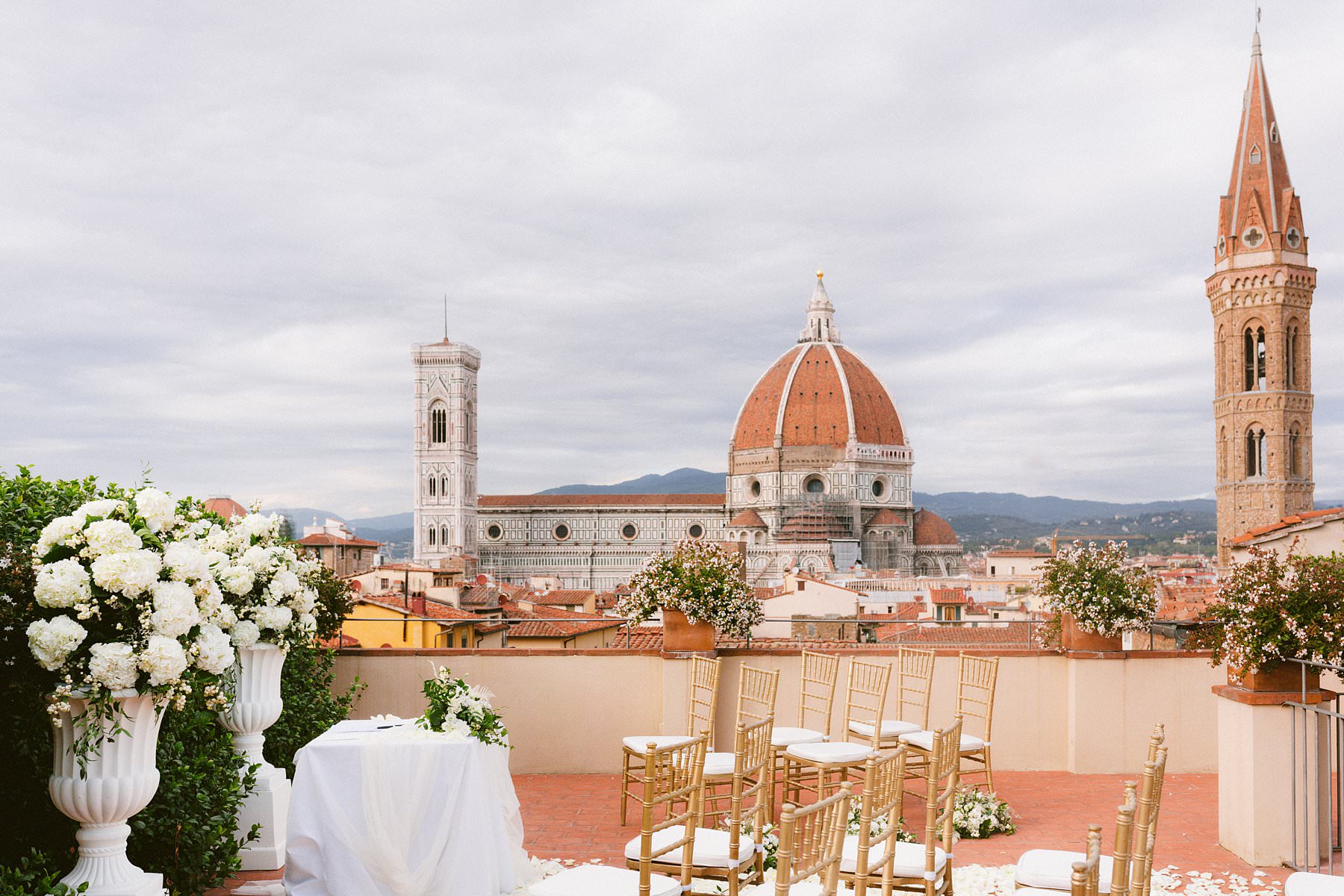 Intimate exquisite wedding in the heart of Florence, Italy. Gorgeous real wedding ceremony decors at Palazzo Gondi, one of the most renowned Renaissance palaces in Florence, and it’s open to guests only on special occasions. A real hidden treasure located in the very heart of the historical center, next to Palazzo della Signoria. It’s no surprise that the terrace – that hosted the wedding ceremony – offers an incredible view of the Duomo and Palazzo Vecchio