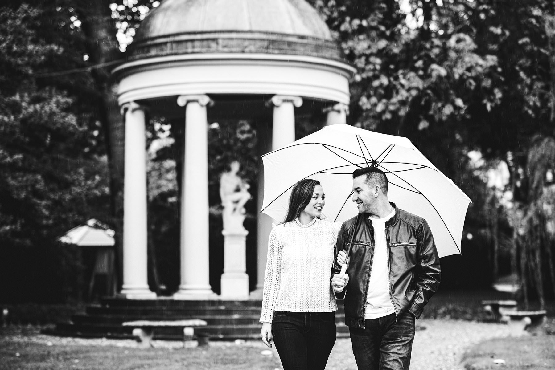 Unforgettable surprise proposal photoshoot at Four Seasons in Florence. Lovely and romantic walk photo tour under the rain in the Gherardesca garden park at Hotel Four Seasons Florence, the most luxury hotel in the city