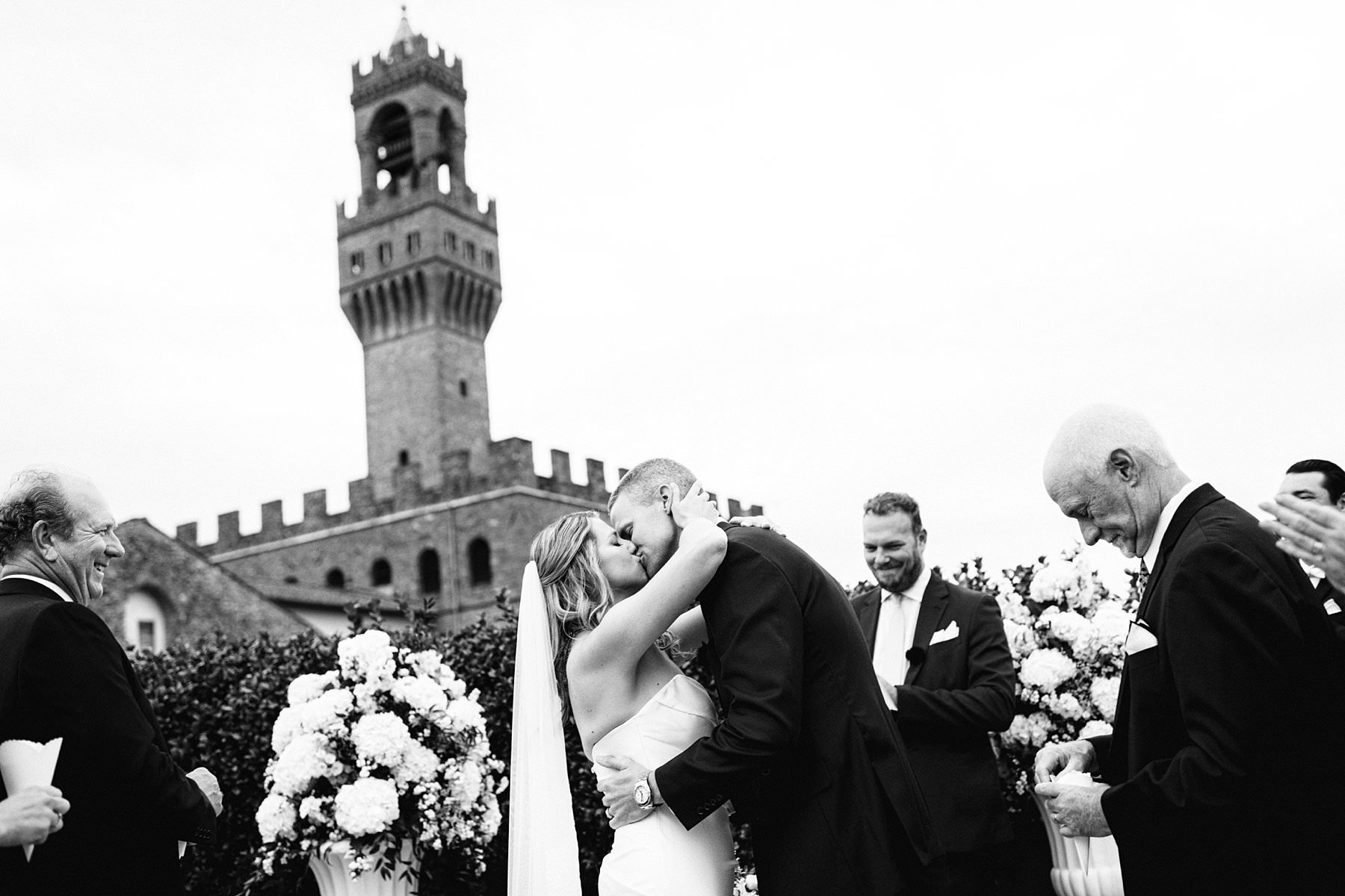 Beth and Evan’s exquisite wedding: just like a dream. When you bring together a lovely couple, a small group of family members and friends and the best venues in a charming city like Florence, you can only get one result: an exquisite wedding to be cherished forever. Bride and groom first kiss in the breathtaking top terrace in Palazzo Gondi in the very heart of Florence