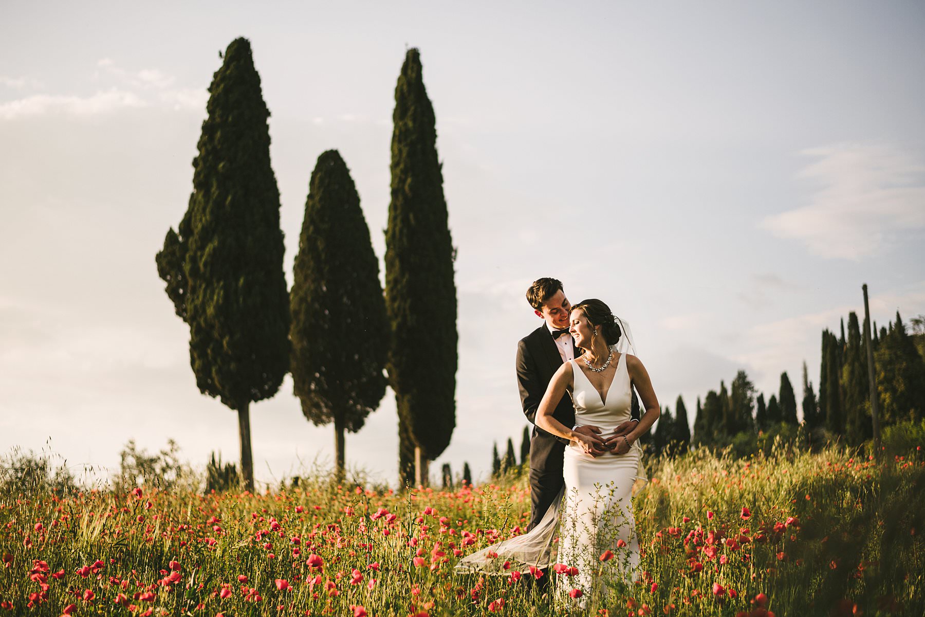 Heartfelt small wedding in the countryside of Tuscany. Every soon-to-be bride and groom have dreams about their big day: it might be a dress that makes her feel like a princess or a castle where to hold a big celebration. Katrina and John’s dream was to have a small wedding in Tuscany and a photoshoot that could picture them surrounded by all of the beauty of Valdarno at Palazzo Vanneschi Villa Cini, a stone building from the 17th century immersed in a luxuriant park