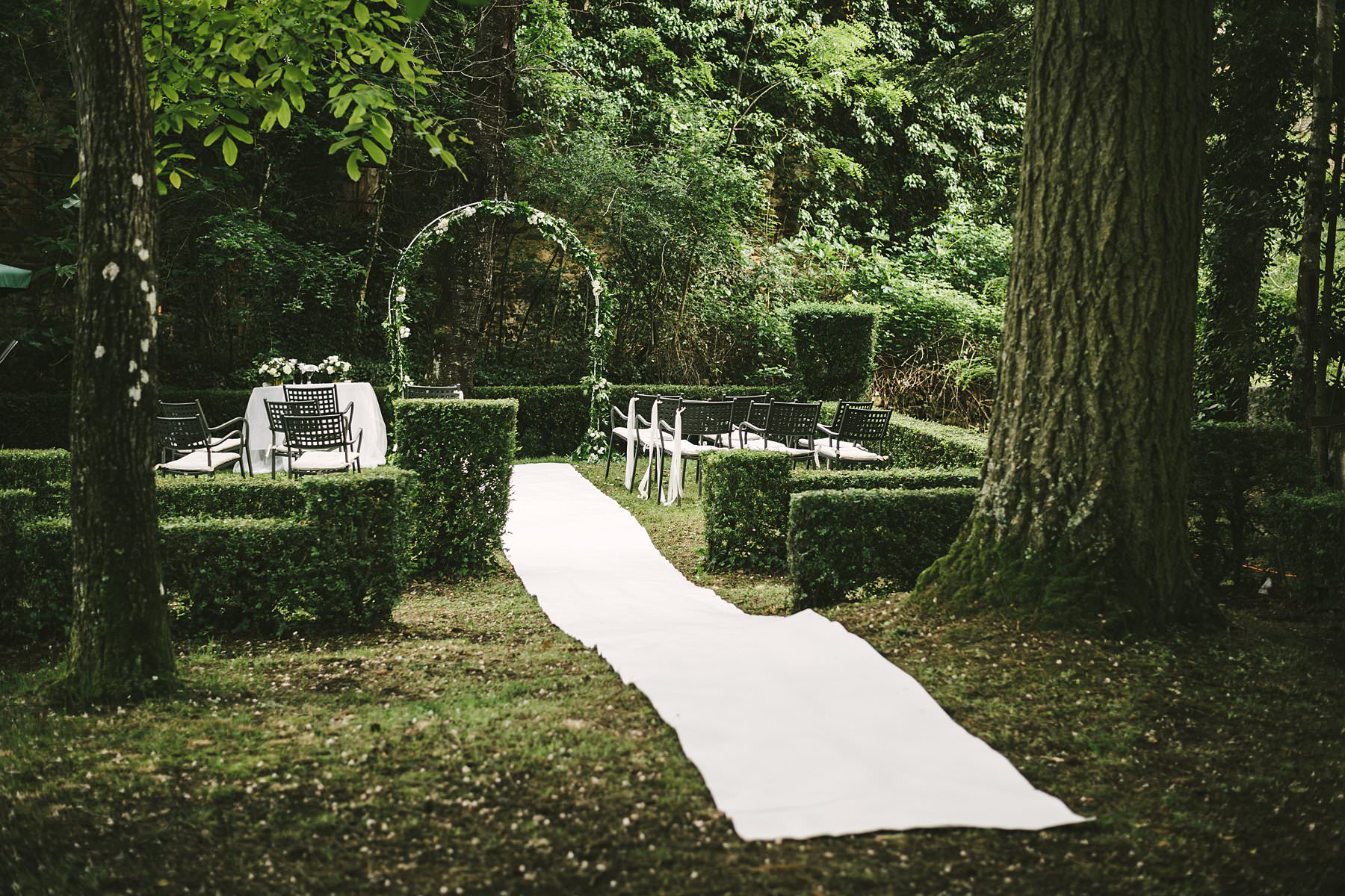 Heartfelt small wedding in the countryside of Tuscany. Lovely intimate ad elegant outdoor ceremony setup at Palazzo Vanneschi in Bucine, Valdarno
