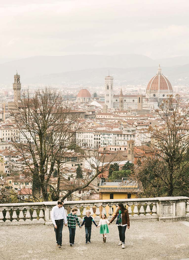 Hold happiness in a nutshell with a family photo shooting. Florence panoramic family photo shoot