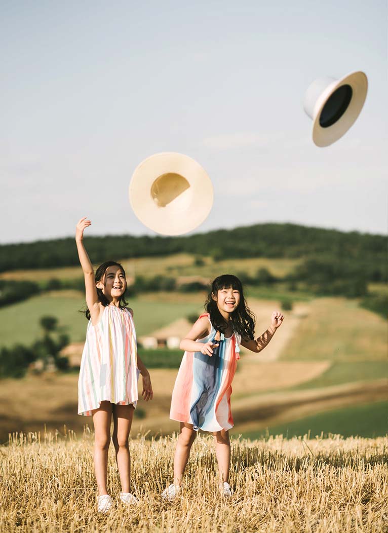Are you looking for a special gift for your family and you? A family photoshoot is just what you need… get inspired by this cute family reunion session in Tuscany!