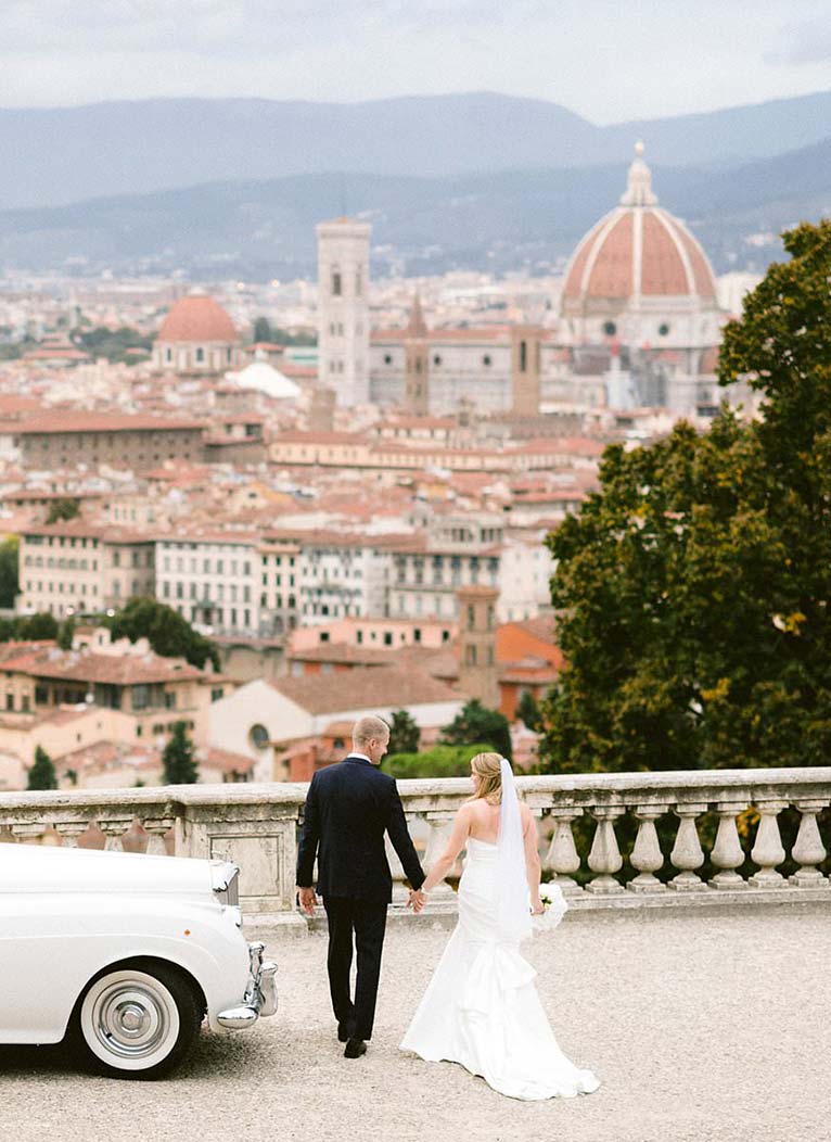 Beth and Evan’s exquisite wedding: just like a dream. Portraits of the newlyweds in the most iconic and fascinating spots of the city of Florence, such as the breathtaking San Miniato al Monte and the romantic Ponte Vecchio