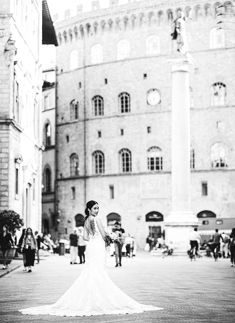 Graceful prewedding sunrise photos in Florence and intimate wedding in Italy at the incredible Belmond Villa San Michele. When you choose to have an intimate wedding in Italy, you might as well enjoy it at the fullest even before the big day itself. How? For example shooting dreamy sunrise photos to celebrate your engagement, and then saying “I do” in a breathtaking location right out of Florence